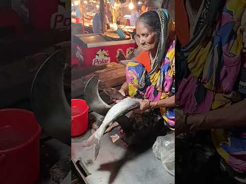 fish cutter lady cutting fish in fish market #shortsfeed