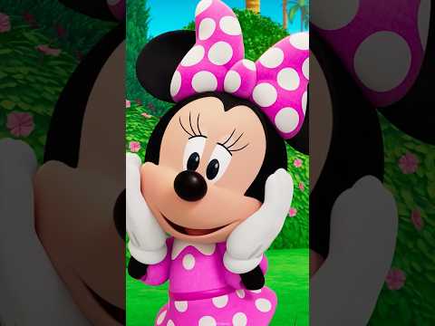 MINNIE MOUSE ayuda a Pétalos a perder el miedo al agua 🐶💦