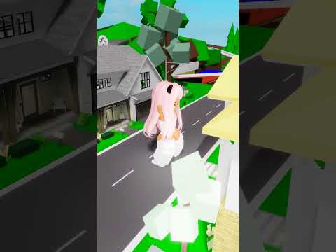 I surprised Alissa and woke her up as a giant😅🤣#robloxshorts #roblox