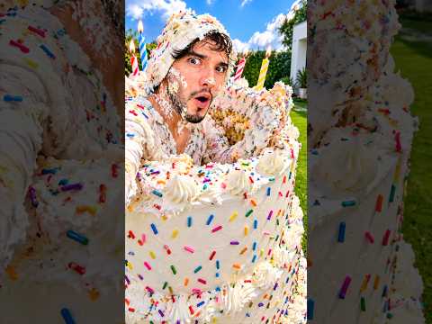 ME ESCONDI EN UN PASTEL GIGANTE😱