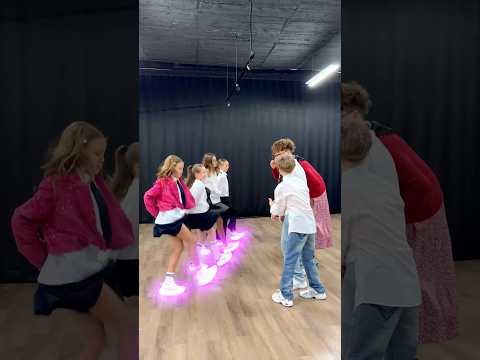 Шаффл Баттл 😎🔥 Girls 👧 vs Boys 👦 NEON MODE BATTLE 😱 WHO WIN ? 🏆🤔