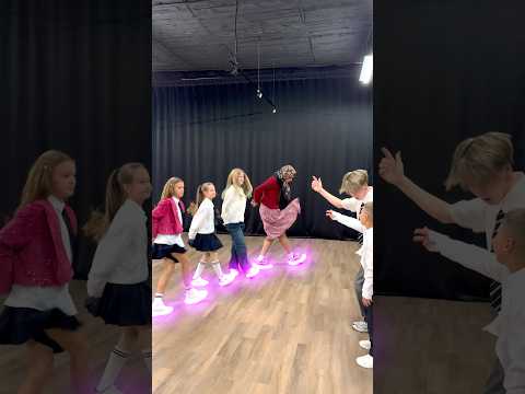 Шаффл Баттл 😎🔥 GIRLS 👧 VS BOYS 🧒 WHO BEST DANCING ? 🤔🏆 NEON MODE 😨