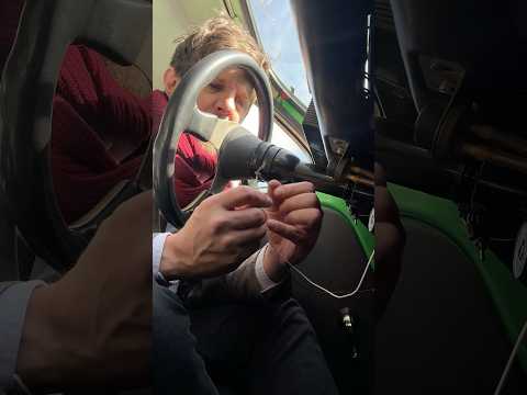 ¿Se puede arrancar un auto sin llave cono en las películas?