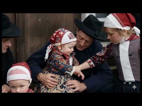 Rick sings:  "Terug naar het Dorp Marken van vroeger" (Back to the Village of Marken")