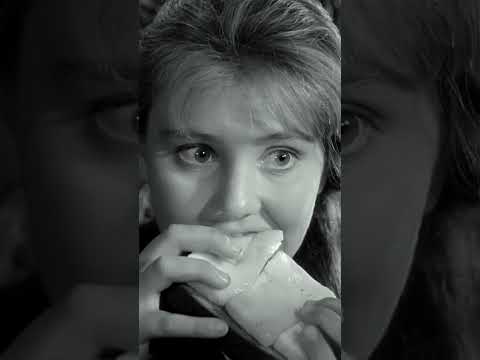 "Маленький кусочек сала..." (отрывок из к/ф "Баллада о солдате") #shorts #мосфильм