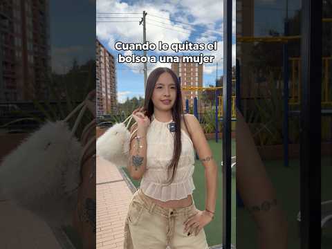 Cuando le quitas el bolso a una mujer