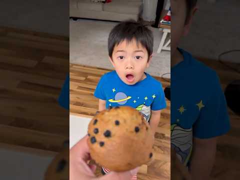 Mom Makes Blueberry Muffins for Kids🫐🧁