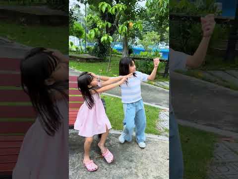 LNS - Giúp đỡ Cô bé tội nghiệp bị bạn bắt nạt ở công viên || Help little girl at the park #shorts