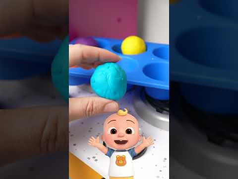 جي جي يصنع كعكات ملونة بعجينة اللعب | ألوان ممتعة وخبز كعكات وهمية #Shorts