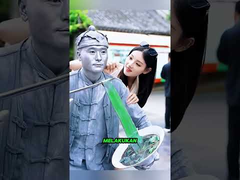 Dia mengira itu patung... lalu gadis itu melakukan sesuatu yang tak terduga! 😂😱 #viral