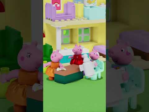 ¡Peppa Pig intenta ALIMENTAR a Baby Evie! 🍼😅 #PeppaPigTales #Shorts #LEGODUPLO