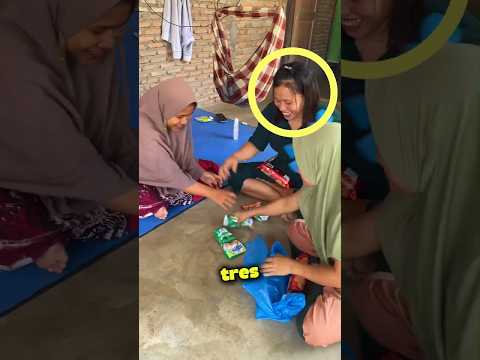 Esta Chica Sacó Algo De Su Bolsa… Y Dejó A Todas Sin Palabras 😳🍬