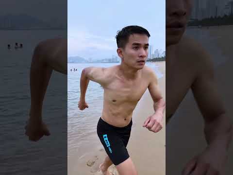 Kind Big Father & Poor Little Girl - Người bố tốt bụng và con gái ở bãi biển #shorts