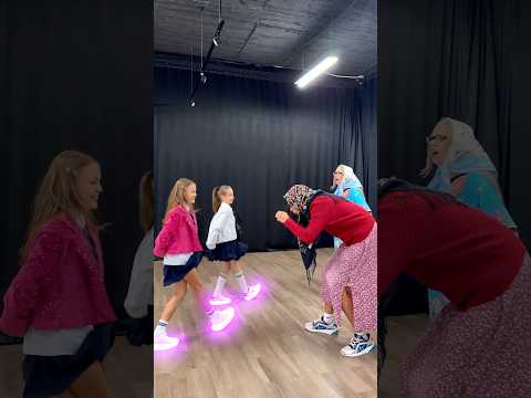 Шаффл Баттл 😎🔥 LITTLE GIRLS 👧 VS GRANDMOTHERS 👵 WHO WIN ? 🏆🤔 NEON MODE 😨