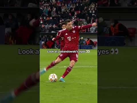 Lewandowski never looks at the ball