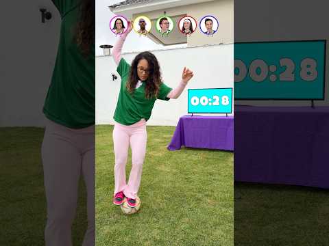 QUEM CONSEGUE FICAR MAIS TEMPO EM CIMA DA BOLA?  #shorts