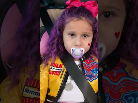 ¡LA BEBÉ VALENTINA y la familia en la carretera! 🚙 historia divertida para niños