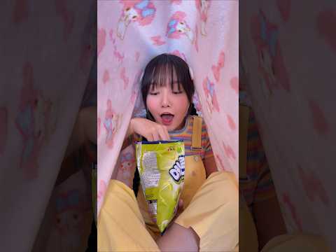 이불 속에서 몰래 과자를 먹고 싶어요