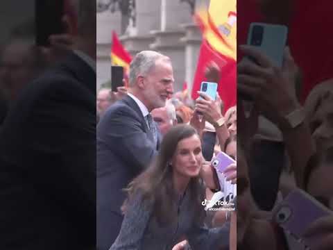 Letizia se acerca para tomarse una selfie pero mira a otra cámara.Puro paripé y teatro
