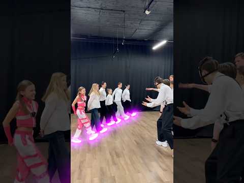 Шаффл Баттл 😎🔥 Girls 👧 VS Boys 👦 WHO BEST ? 🤔 NEON BATTLE 😨