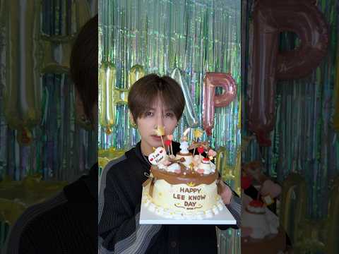 🐰's birthday🍮 #StrayKids #스트레이키즈 #리노 #LeeKnow #HappyLeeKnowDay #YouMakeStrayKidsStay