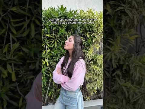 quando sua namorada e sua amiga estão discutindo por você
